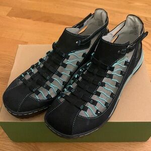 Jambu Bondi shoe in black. Genuine leather. Memory foam insole.